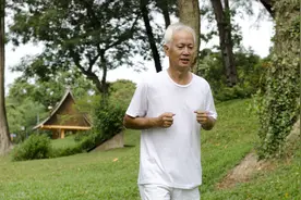 有一种养老方式叫“有偿式保姆陪伴”，老人坦言比找老伴还幸福图片