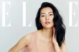 “大表姐”一件白T恤拍大片？刘雯诠释下的白T也能成为时尚单品图片