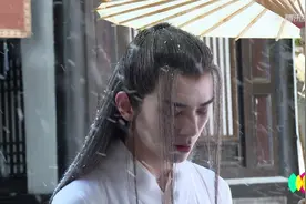 演员的门槛如此低？何昶希打量小唯那一眼，演技尬到脚趾抠地图片