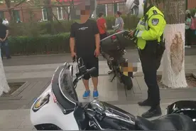 “一盔一带”违法曝光！长春交警别动队骑警在人民大街截停未佩戴安全头盔摩托车驾驶员图片