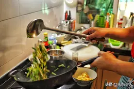 济南女生异地工作受委屈，凌晨逃离遇好心大爷，“因为有了他，我才觉得这个社会是有爱的”图片