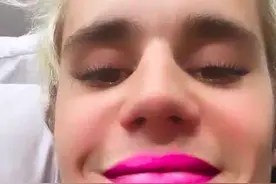 Justin Bieber分享自己扮做女性照片，粉红色嘴唇长睫毛图片