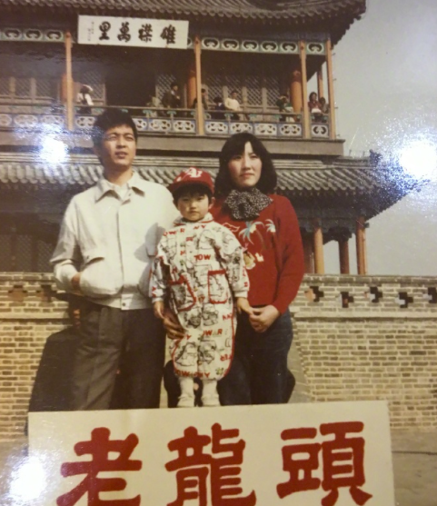景甜父亲罕见露面，陪女儿看病烟瘾难耐，挺肚腩打扮朴素不似富豪
