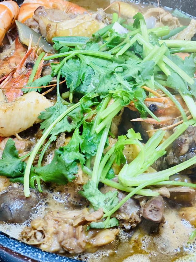 花胶鲍鱼椰子煲鸡 花胶鲍鱼煲鸡汤的功效