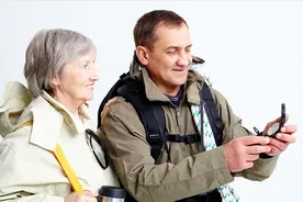 53岁阿姨：我和男驴友旅游3天，老公不吵不闹，转身和我同事约会图片