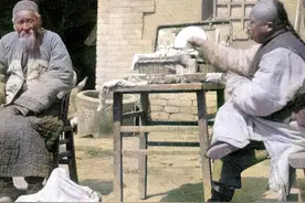 晚清老照片：老农到处拾粪，孔子后代与洋人喝酒，宝剑比人还要高图片