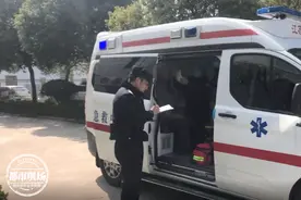 800多斤的疯牛一路狂奔，连撞3人！现场被8枪击毙图片