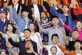 央视文艺汇演后台：杨紫红西装吸睛，张艺兴白皙，胡歌大背头绅士图片