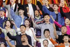 央视文艺汇演后台：杨紫红西装吸睛，张艺兴白皙，胡歌大背头绅士图片