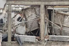 哈尔滨7层办公楼顶塌落致4死7伤：有工人在房顶施工，塌落建筑物为区政府旧址，多年前仅有4层图片
