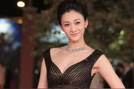 李小冉胆大又敢穿，立体身材套V领裙，窈窕曲线直白还显眼图片