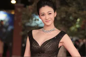 李小冉胆大又敢穿，立体身材套V领裙，窈窕曲线直白还显眼图片