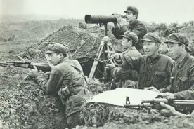 越军军官神气活现，叉腰叫唤我军坦克让路，被打得浑身血窟窿图片