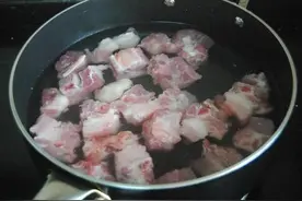 排骨焯水后，为啥又腥又柴？看大厨操作后才发现，原来一直用错水图片