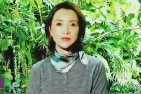董卿出镜为母校庆生，针织衫配丝巾优雅大气，果然是气质美人图片