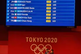 男子举重61公斤级抓举结束，中国选手李发彬暂列第一图片