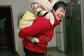 狗狗太调皮，春节送去给奶奶调教，看到这场面后，送错地方了图片