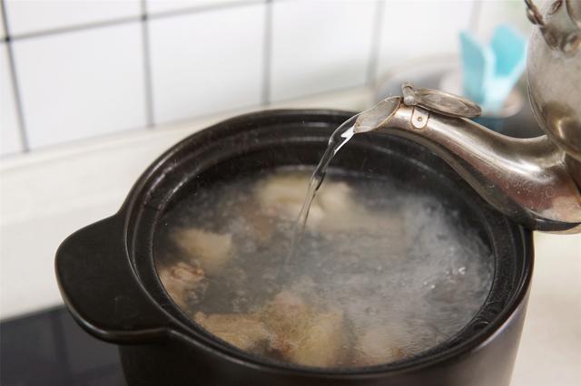冬至进补，春天打虎，炖“羊肉胡萝卜汤”有窍门，汤白鲜香膻味小