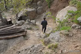 6旬老人独居深山，院内有4个大门，走错会枉走3里山路图片