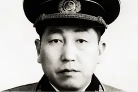 儿子瞒着家人参军，18年后成副司令员返乡，老母亲：长官您找谁？图片