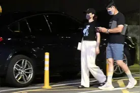 42岁陈乔恩和小9岁男友深夜外出，衣着宽松身材丰满，又被传有孕图片