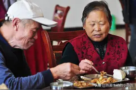 “新型养老”正流行，不靠儿女不去养老院，老人也能过得很幸福图片