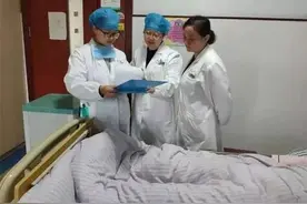 “超苗条产妇”走红，跳着舞在产房待产，网友：真的怀了？图片