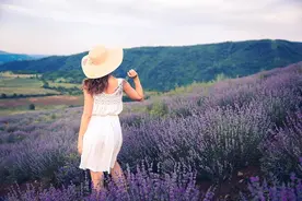 女人暗示你“撩”她，会习惯性地开这3种玩笑，别不懂图片