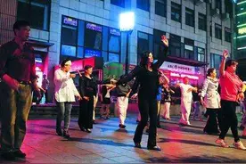 学校门口每晚有老人跳广场舞影响学生写作业，城管：协商只跳1小时图片