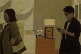 靳东深夜现身KTV聚会，被拍独自送异性回家，未见妻子李佳身影图片