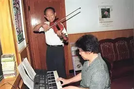 夫人坐轮椅泪别袁隆平：那个宠了她一辈子的人，永远地走了！图片
