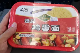 在高铁上吃的早餐：番茄鸡蛋面