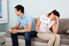 结婚当天农村公公就搬进婚房，住一个月还没有要走的意思，咋办？图片