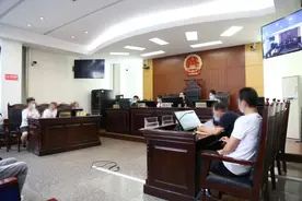 亲生父母不养娃，保姆倒贴钱给雇主养娃14年！眼看孩子将要就业结婚，阿姨无奈起诉索赔图片