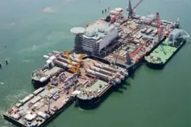 全球首艘110万吨海上巨无霸，仅仅3年建成，美航母遭遇最强对手？图片