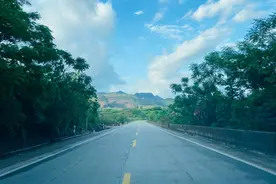 和我在乡村的路上走一走图片