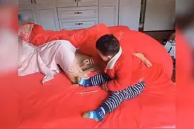 “画家宝宝”趁妈妈睡觉，在她腿上涂口红，网友：是时候打一顿了图片