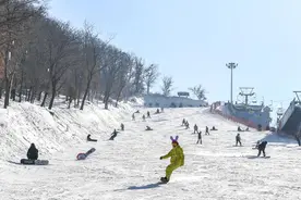 “季节性友谊”重启 快带上雪板咱们“山顶见”图片