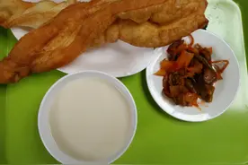 榨豆浆，用黄豆和黑豆都不如这个豆子好，做出来的豆浆又香又稠图片