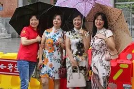 旗袍爸爸“艳压”花枝招展的妈妈，孩子高考，家长场外争奇斗艳图片