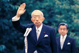 裕仁天皇的葬礼：163个国家参加，路上随处可见跪地默哀的民众图片