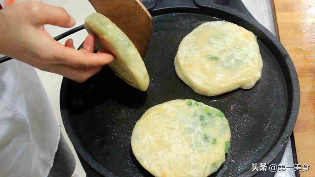 1碗面粉，一把小葱，无需发面，快速做葱花饼，饼皮薄脆不跑馅