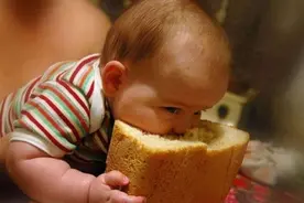 娃多大可以吃“大人饭菜”？儿科医生：宝宝这样喂养，更健康图片