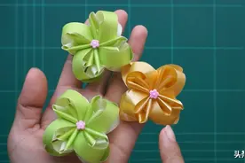 手工小课堂，带你学习如何用彩带折叠花朵！图片