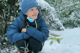 37岁白百何晒堆雪人美照，素颜出镜皮肤细嫩，13岁儿子身高太瞩目图片