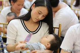 俩人是发小，一个18岁生娃一个38岁生娃，意外相遇后对比差距太大图片