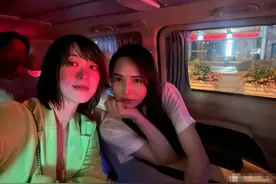 哈利回国和伊能静团聚，陪妈妈参加聚会打扮新潮，母子同框似姐弟图片