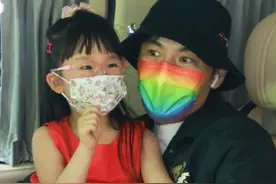 秦昊伊能静女儿小米粒近照曝光，长得不像爸不像妈：隔代遗传图片