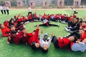 同事给女儿拍的小学毕业照，还写下一段饱含深情的话语句句感人图片