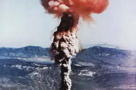 中国首颗原子弹爆炸，铁道线每25米一个岗哨，解放军出动三万多人图片